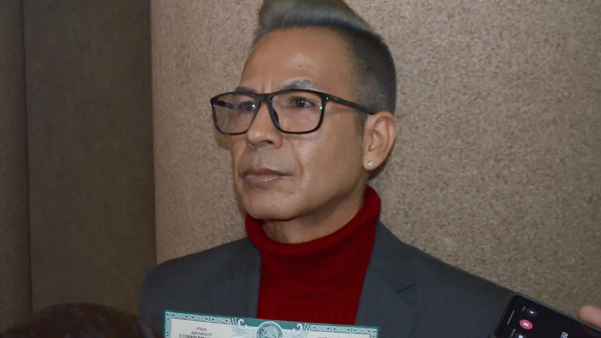 Moisés Barraza recibe la primera acta como persona no binaria en Sonora 