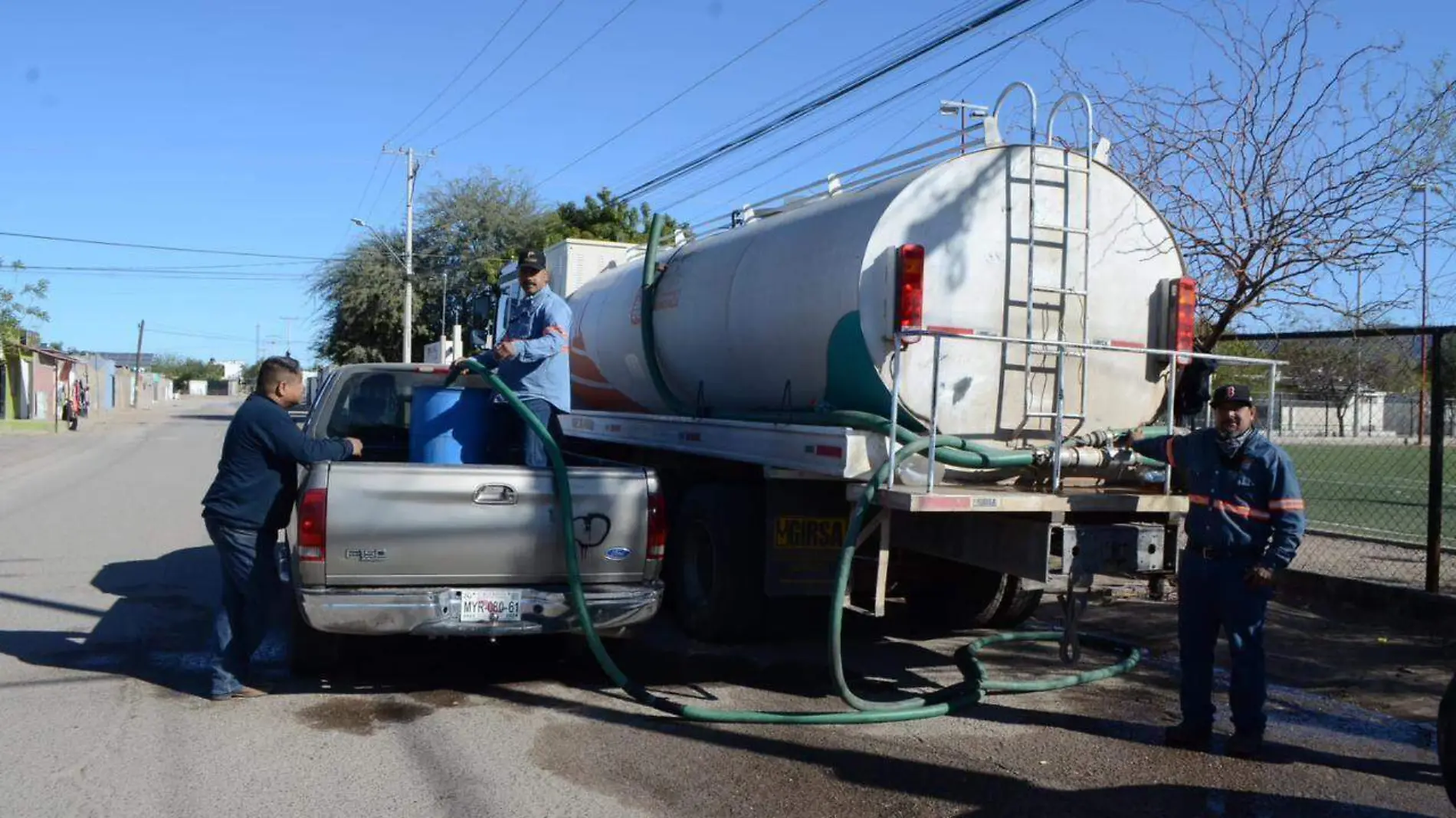 Pipas de agua en colonias