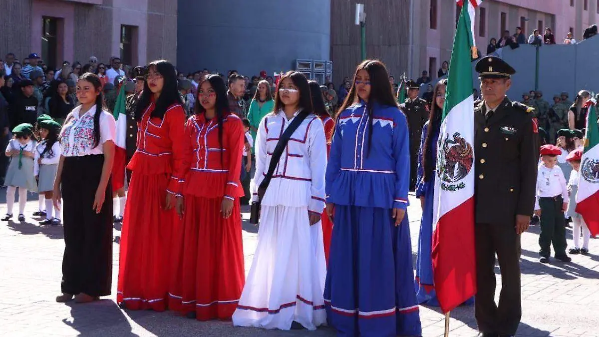 Mujeres seris escolta Día de la Bandera