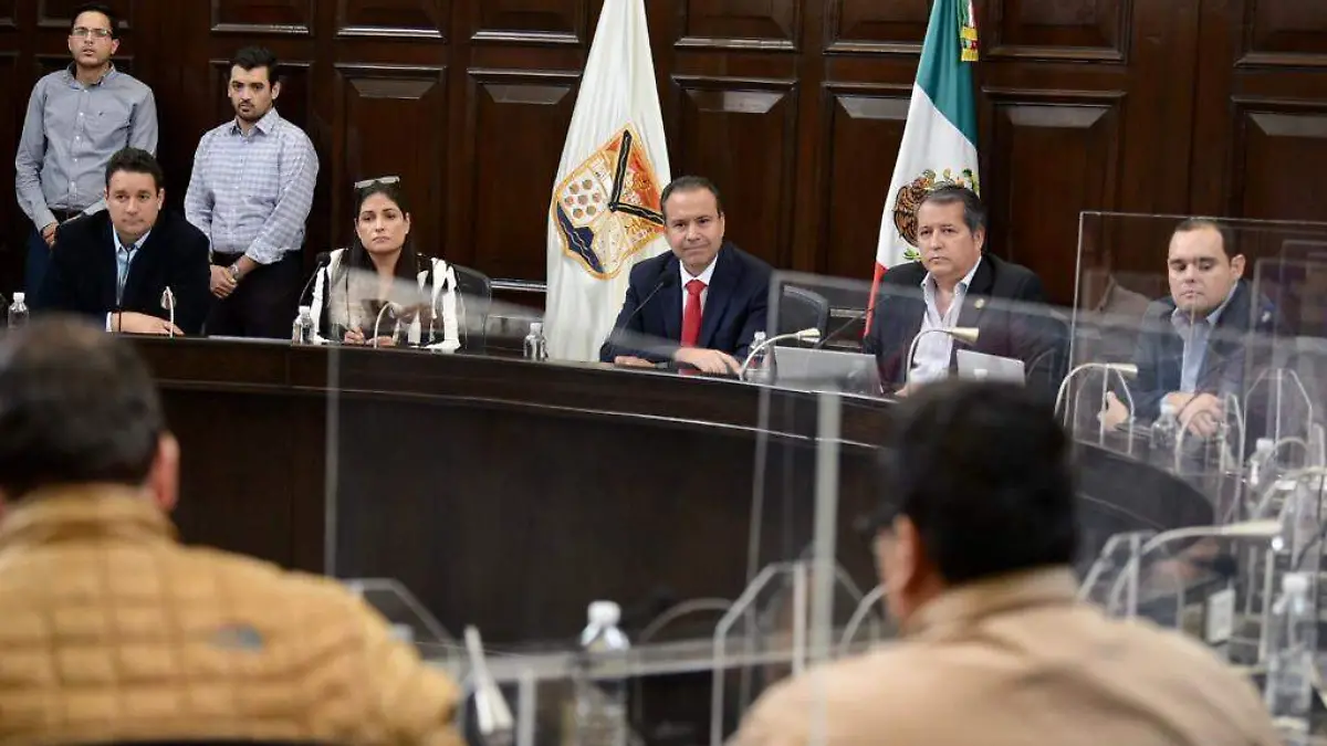 Antonio Astiazarán en sesión de Cabildo