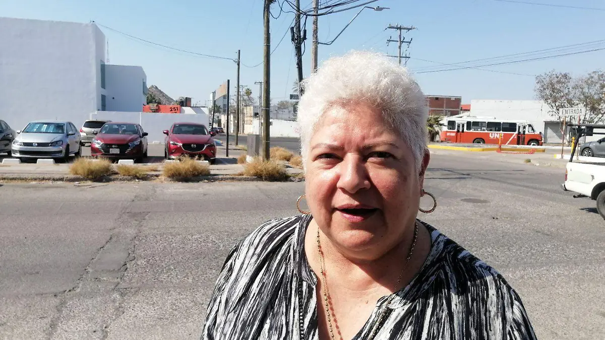 Norma, labora en un café