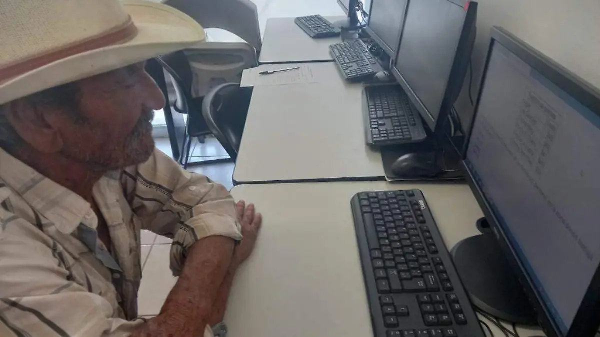 Adulto mayor en computadora