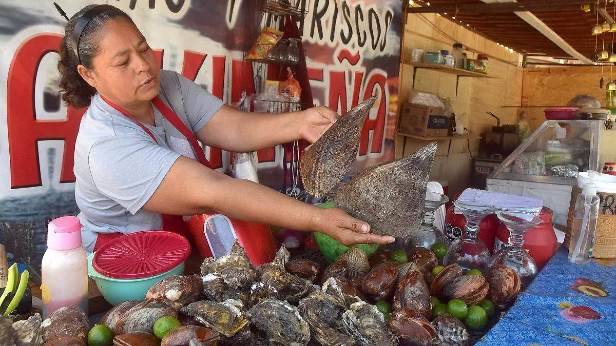 Elvia Montañez Topete es vendedora de mariscos en Kino
