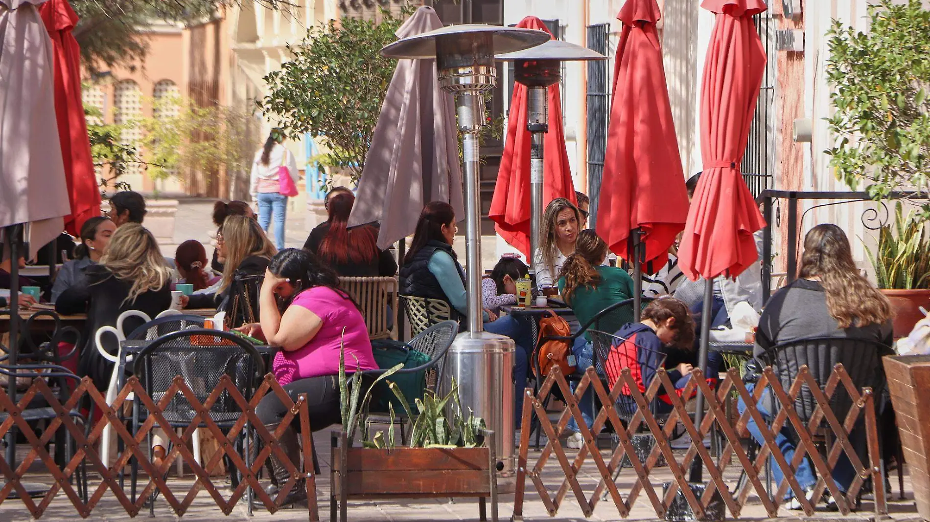 Hermosillenses en centro histórico