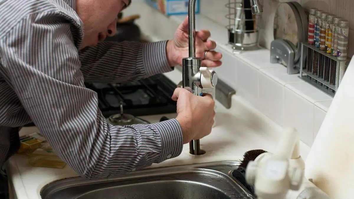 plumber-g941fa7856_1280