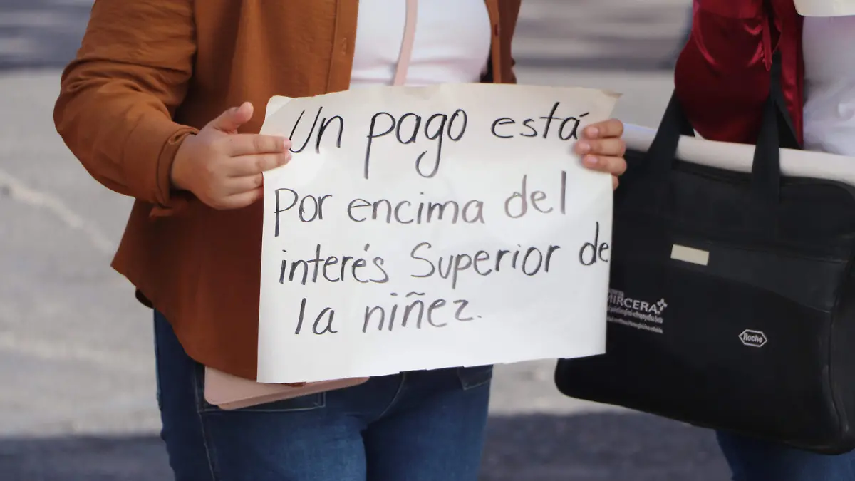 Guarderías se manifiestan ante la SEC por recortes presupuestales