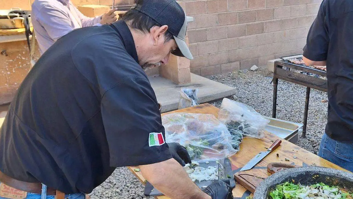 Hermosillo agradece a bomberos con carnita asada: "Los que lo prenden con los que lo apagan"