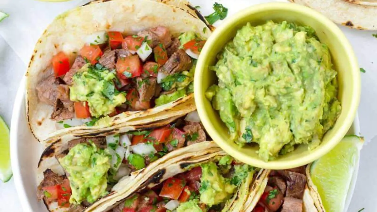 Se dice que los tacos de asada saben mejor con guacamole