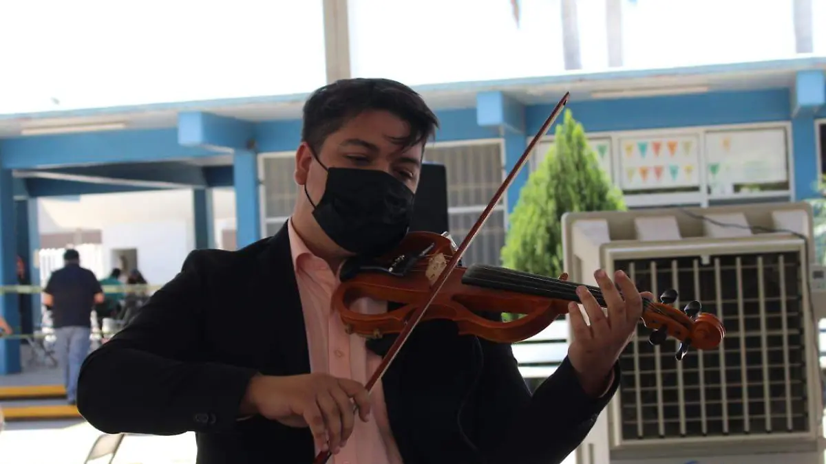 Diego-Bataglia-violinista-Cbtis-11-vacuna-covid (5)