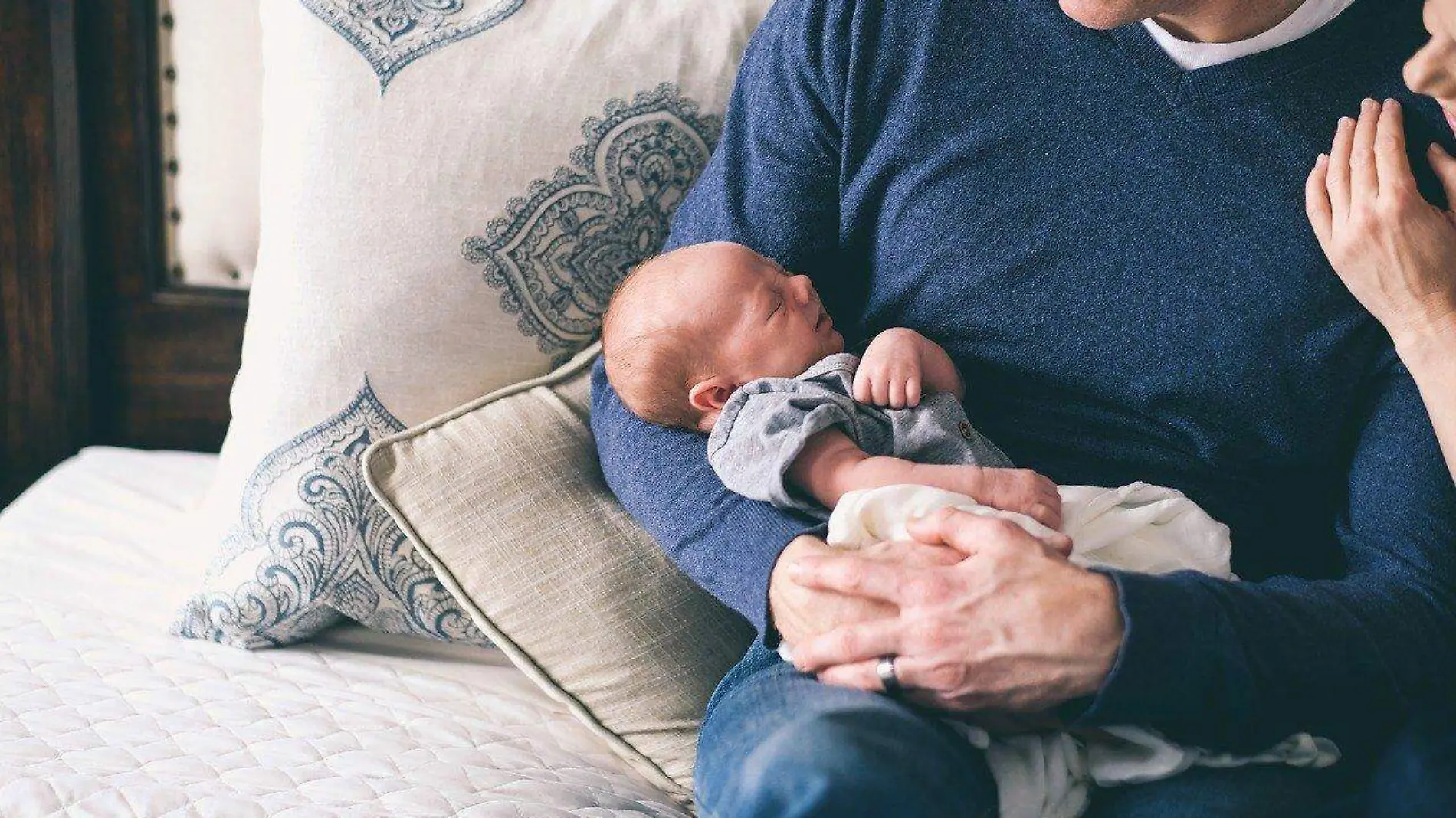 Padre con bebé recién nacido y lactancia masculina