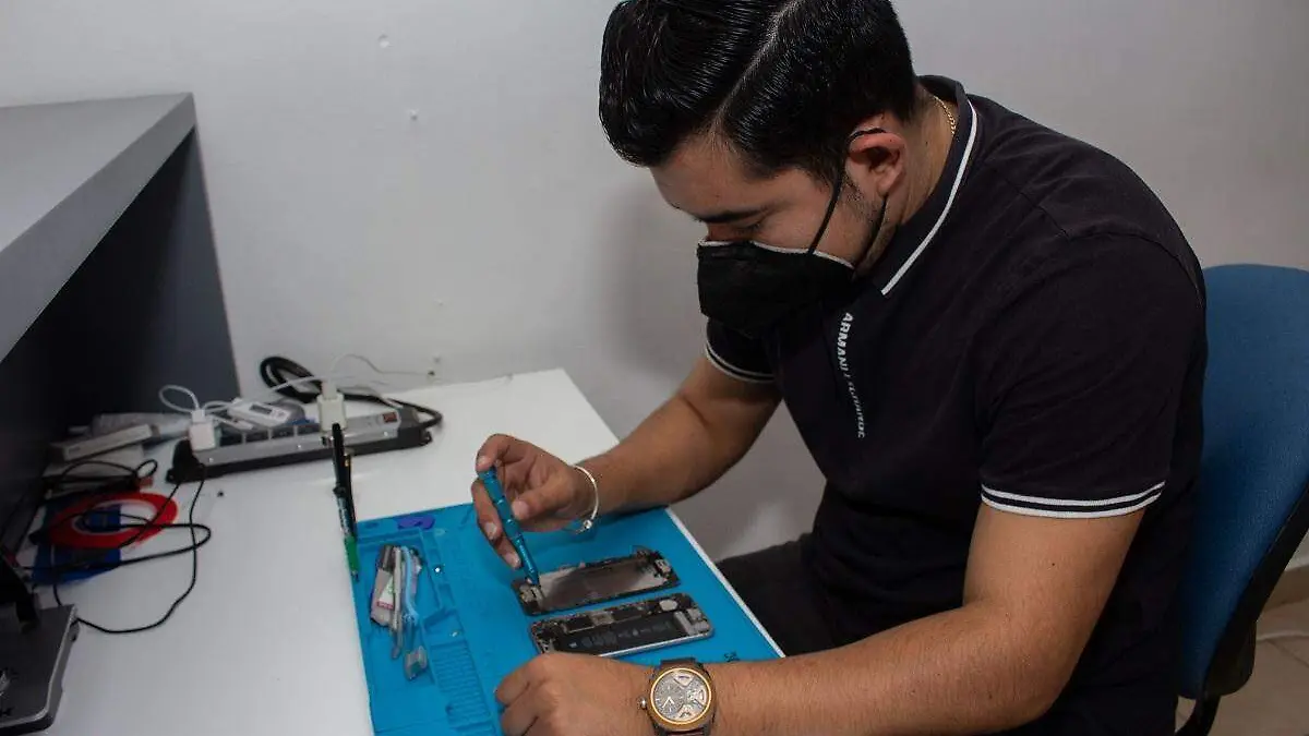 Alejandro Romero es propietario de un negocio de celulares