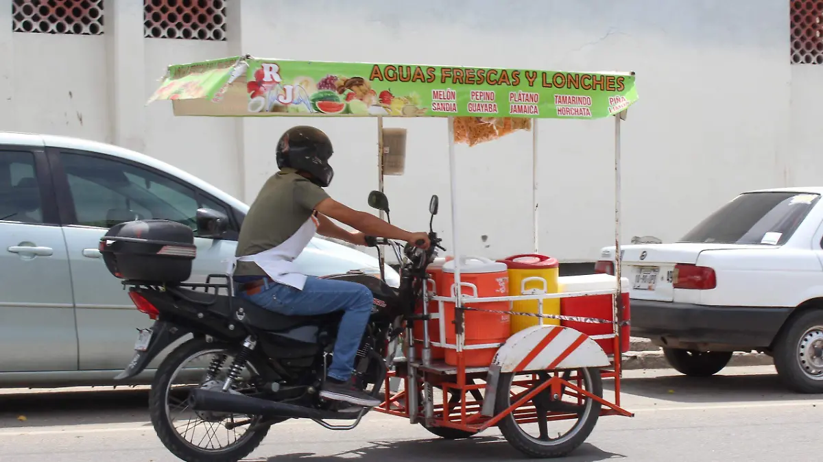 Vendedor de tepache y aguas frescas