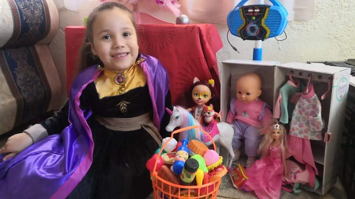 niña con juguetes