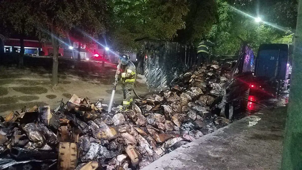 Explosión de trailer en paso a desnivel