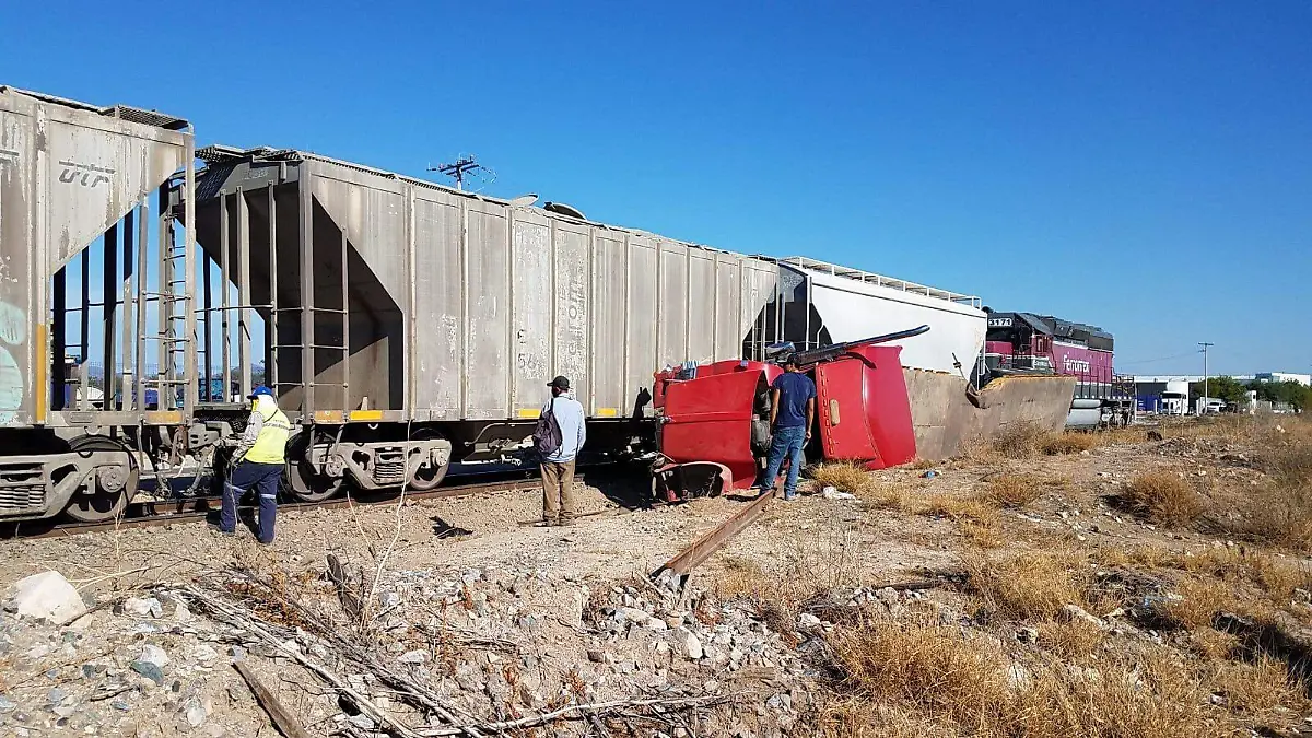 El tractocamion circulaba por el oriente de Hermosillo e intentó cruzar la vía del ferrocarril