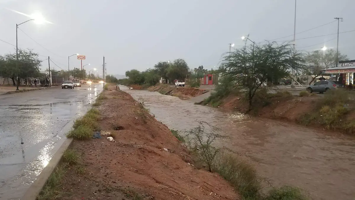 canal con agua de lluvia en Hermosillo