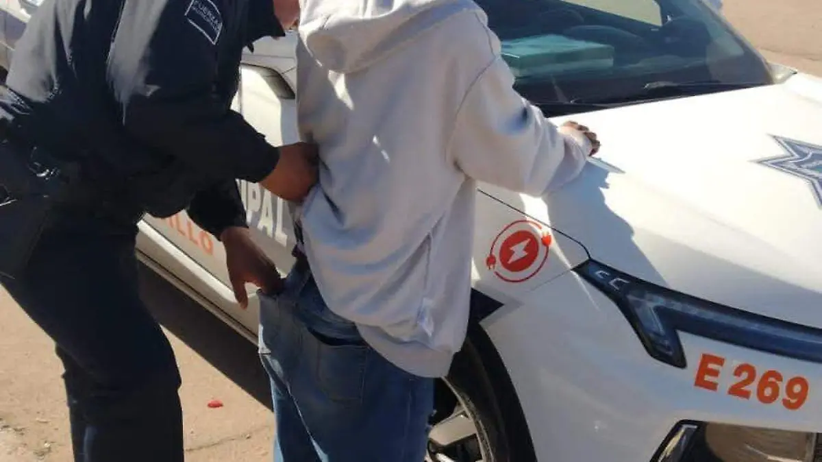 Sujetos arrestados con machetes