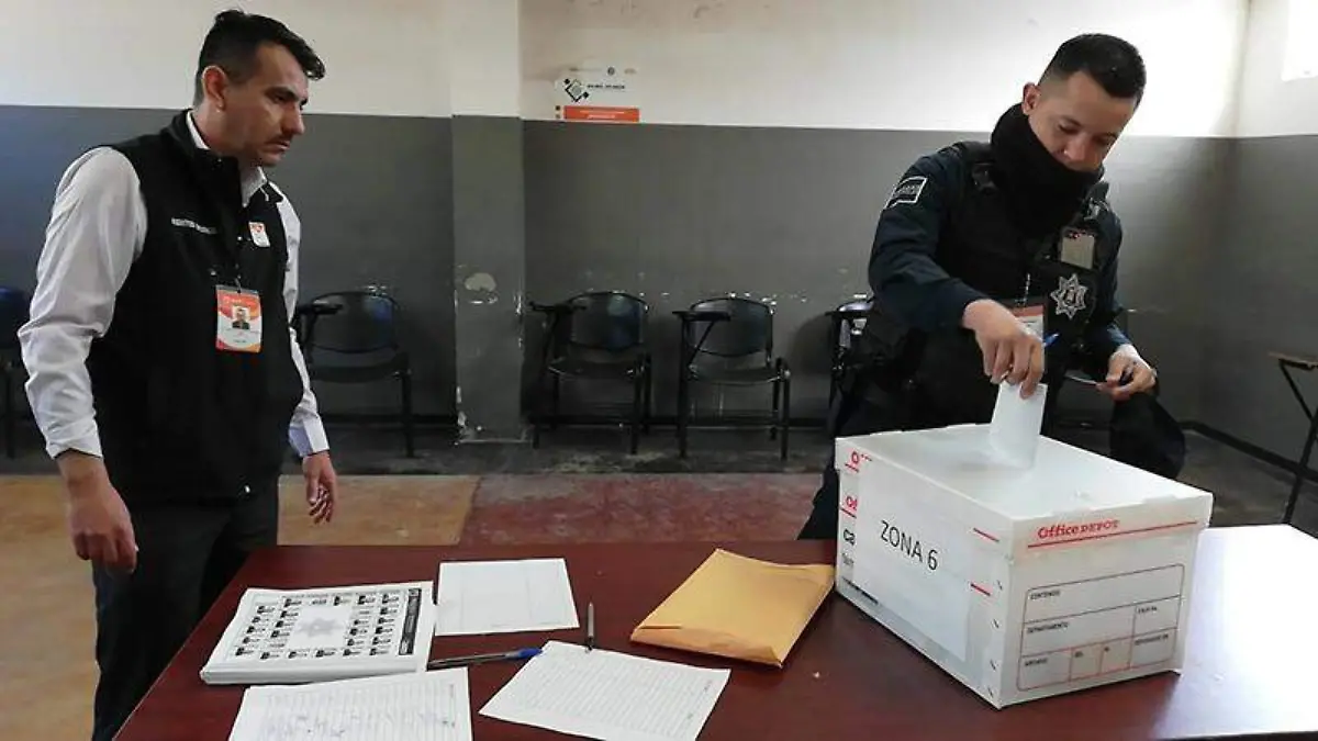 Vota policía 1