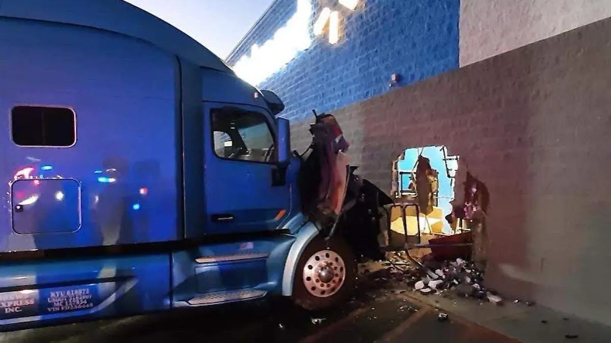 tráiler choca contra Walmart en Nogales Arizona