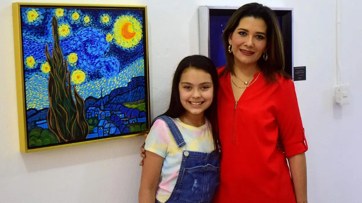 Abril Miranda junto a su Maestra de Pintura