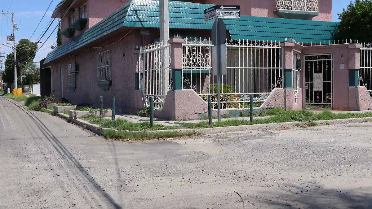 Bolardos en esquinas: ciudadanos se adaptan al riesgo de choques 