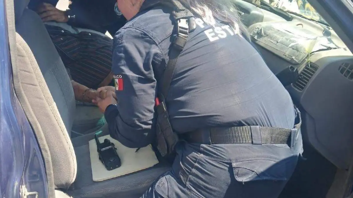 policías estatales dan primeros auxilios