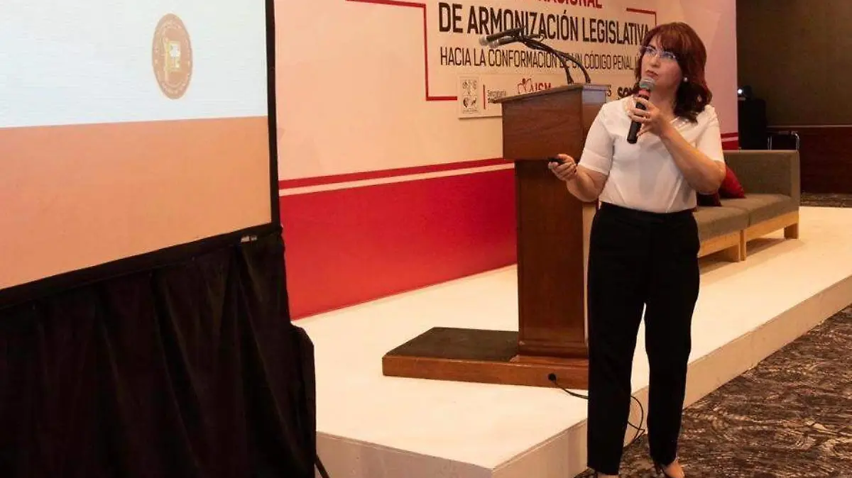 Claudia Indira Contreras 1