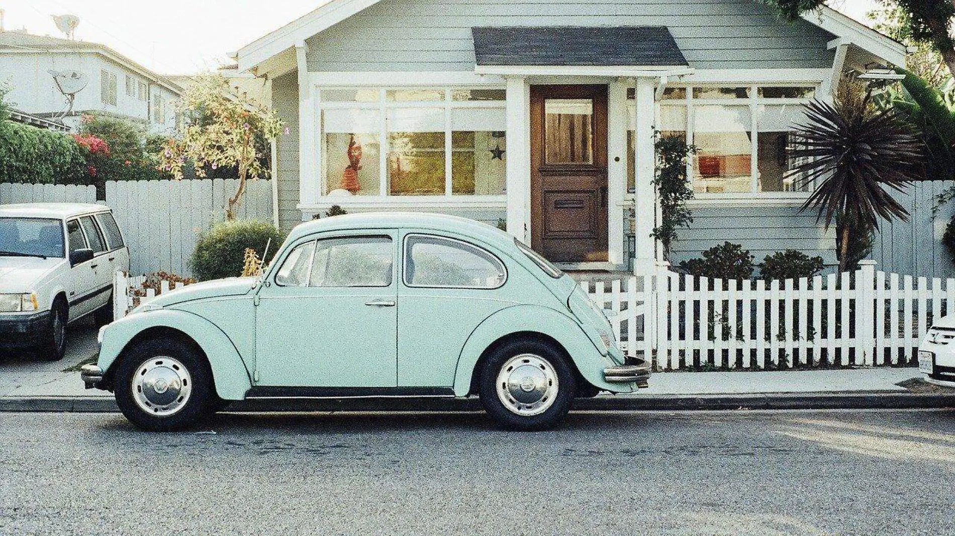 Casa con auto a la puerta