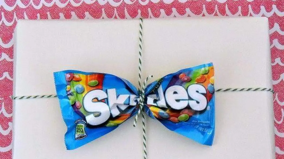 Moño de dulce en un regalo