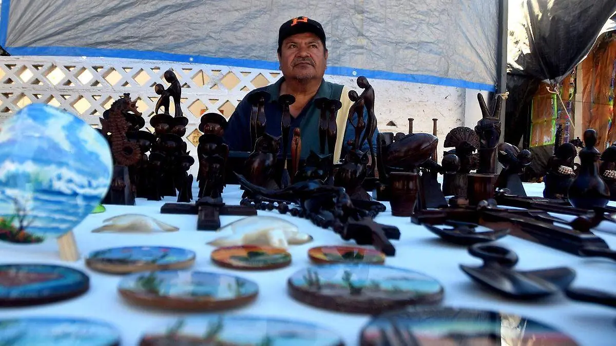 Francisco Apodaca hace y vende artesanías en Kino