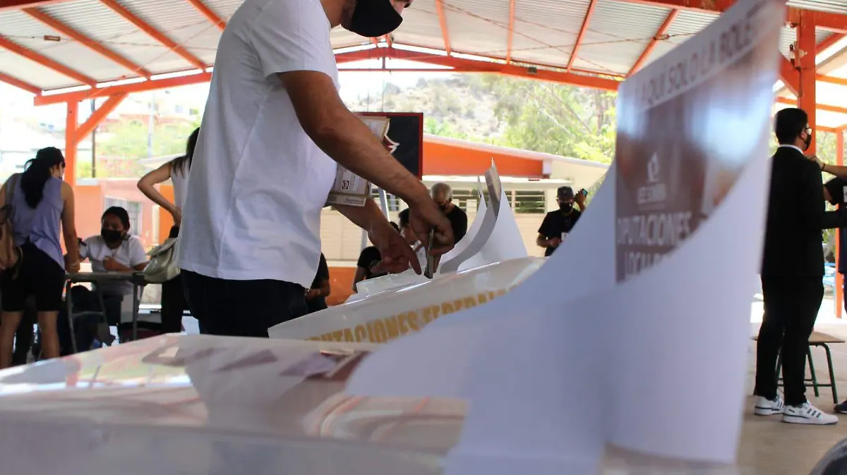 Joven-hombre-votando-elecciones-2021-Sonora