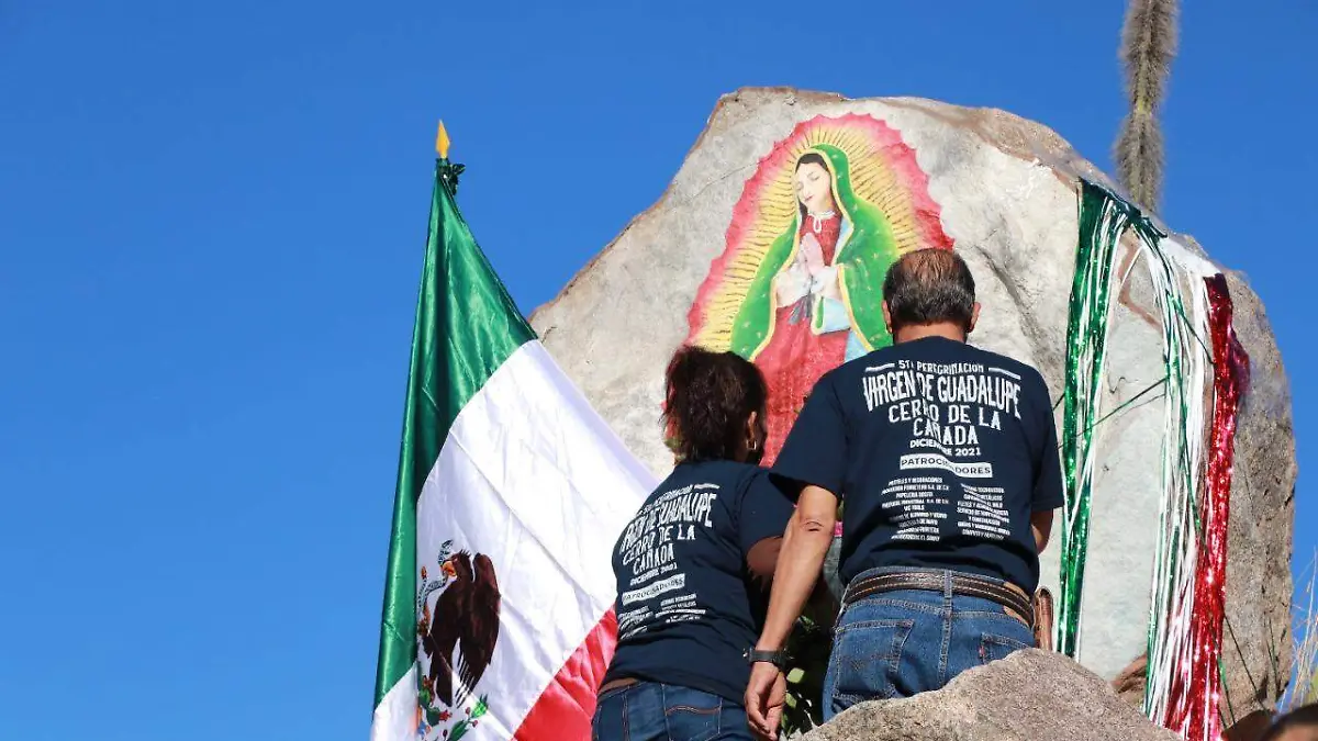 Fieles a la virgen de guadalupe
