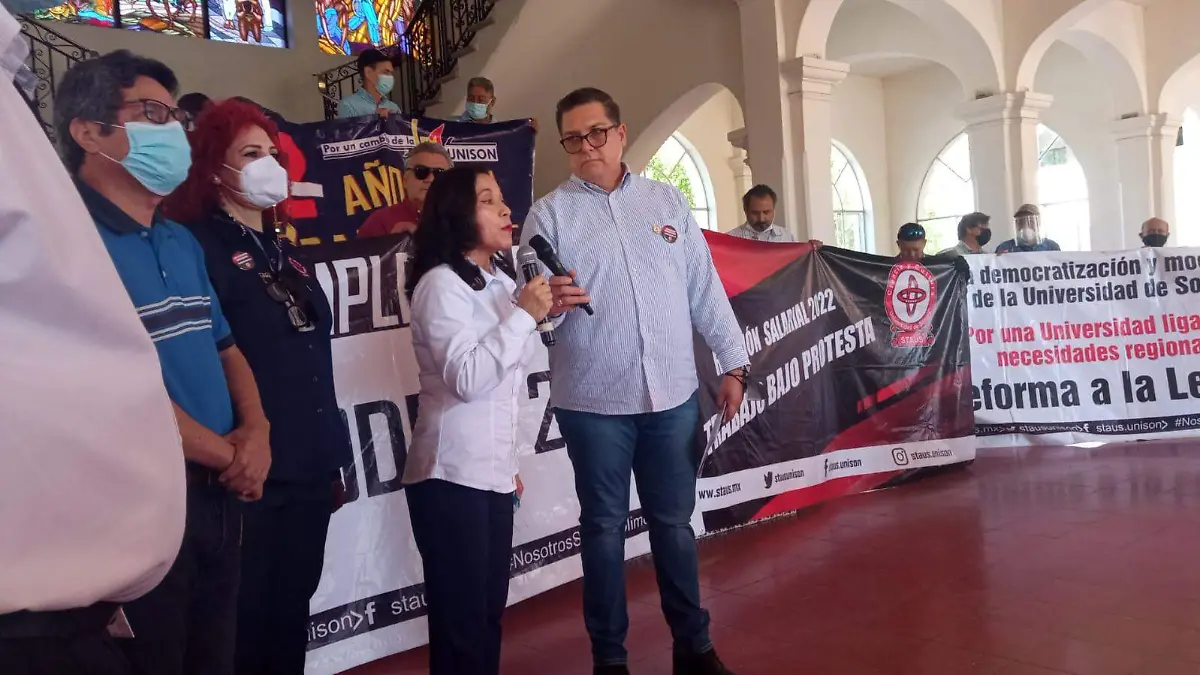 Integrantes del Staus manifestándose