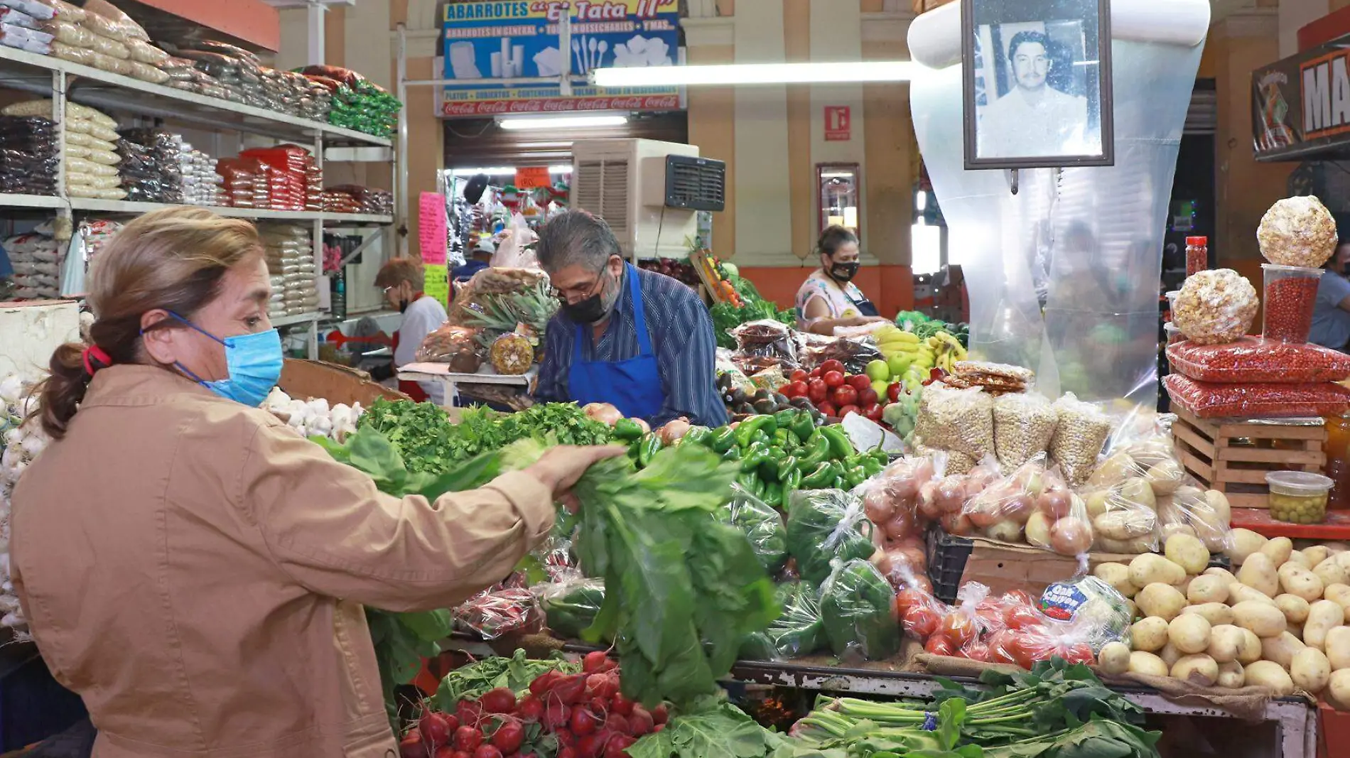 Comerciantes ofrecen productos en Mercado Municipal