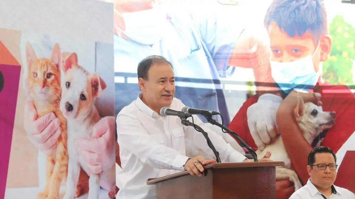 Alfonso Durazo con mascotas y animaleros