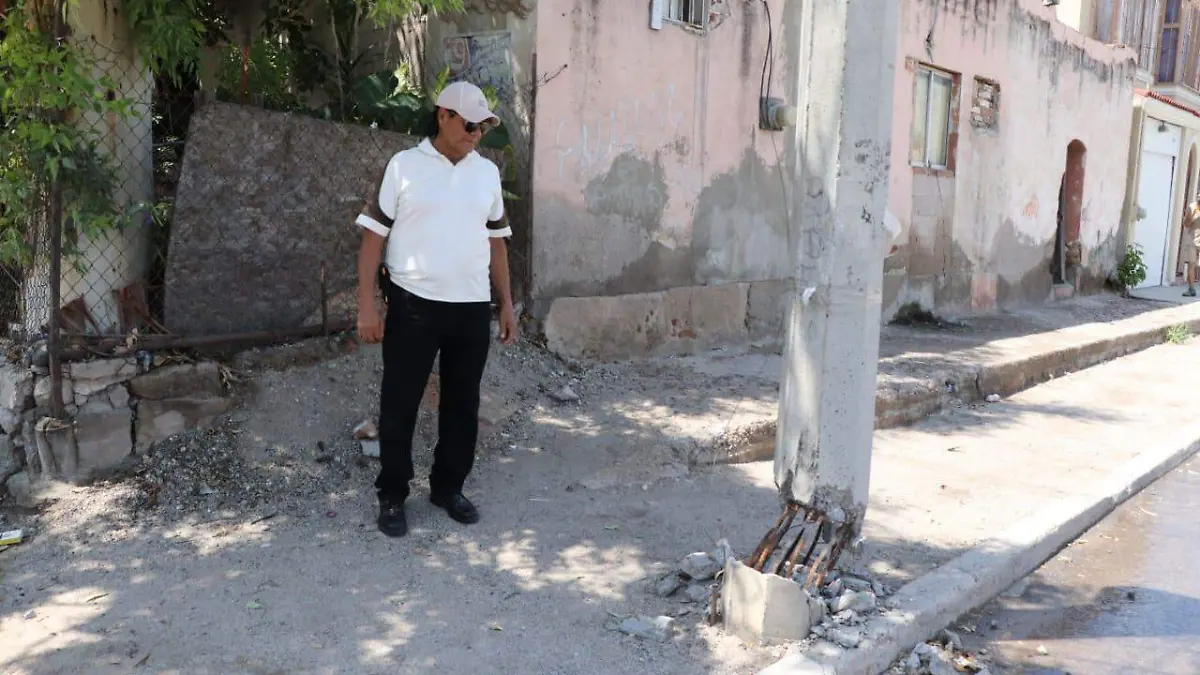 Poste de luz preocupa a vecinos de la Cinco de Mayo
