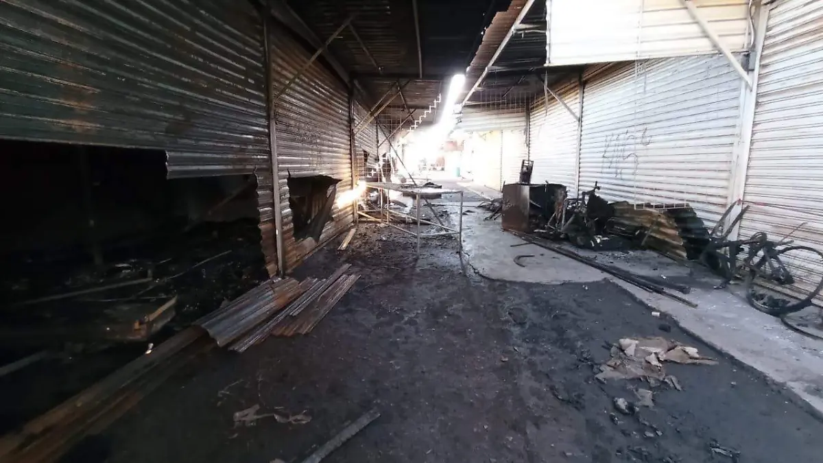 Se desconoce aún el motivo del incendio en el tianguis
