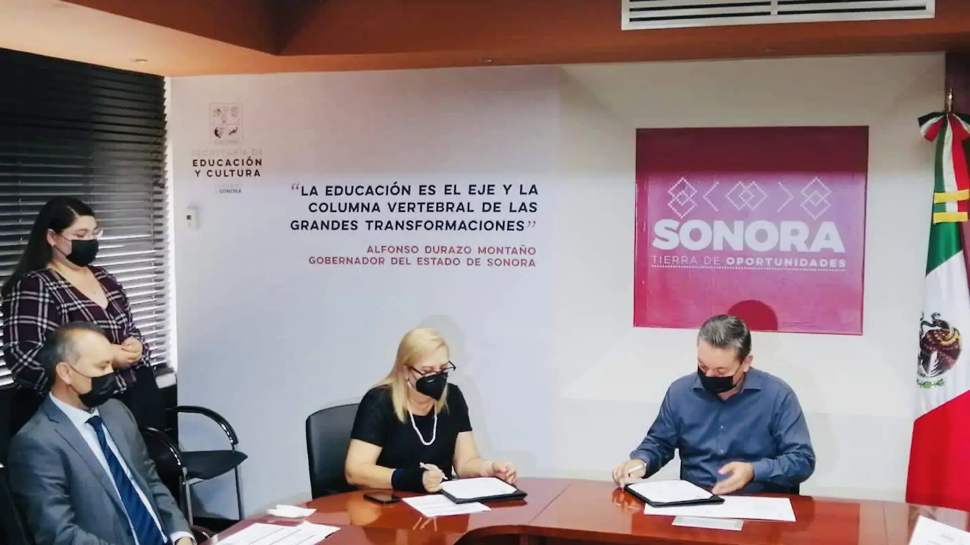 Firma de convenio entre Unison y SEC