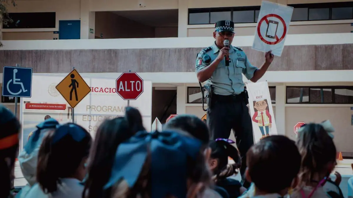Guardias nacionales enseñan educación vial 