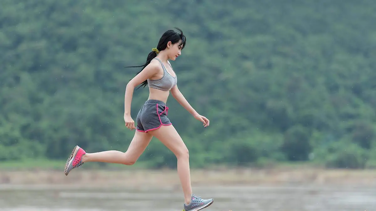 mujer corriendo al aire libre
