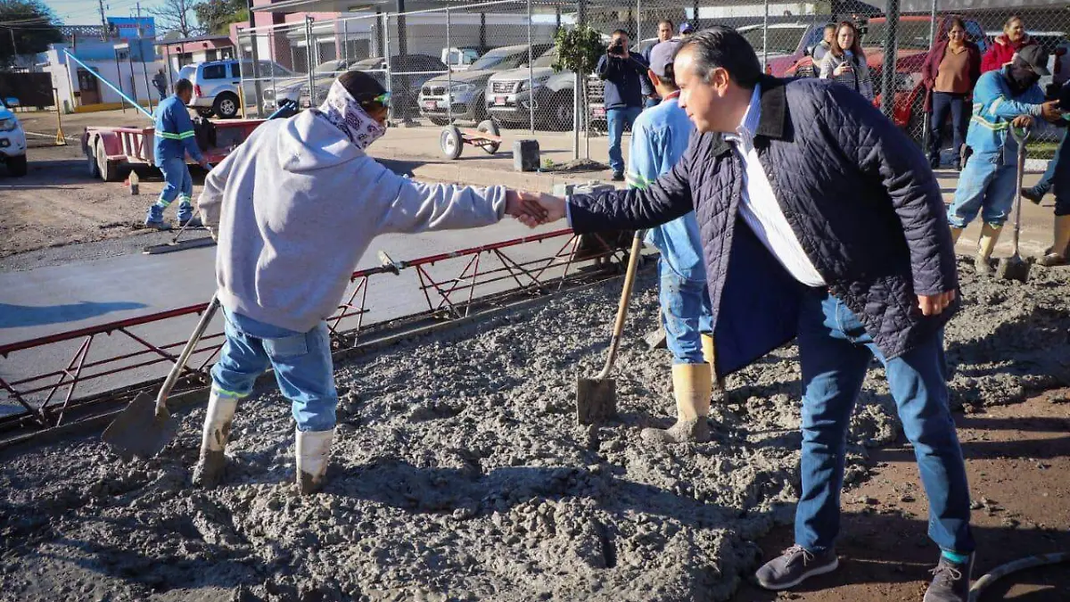 Alcalde Antonio Astiazarán supervisando trabajos de pavimentación