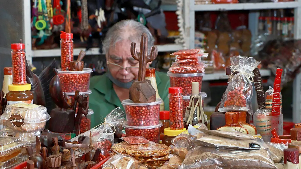 vendedor de productos típicos en el mercado