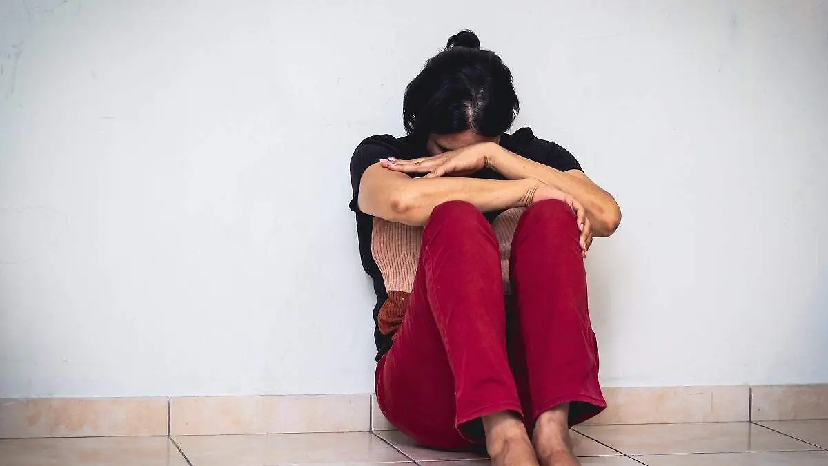 mujer triste, enojada, cansada, deprimida,sola