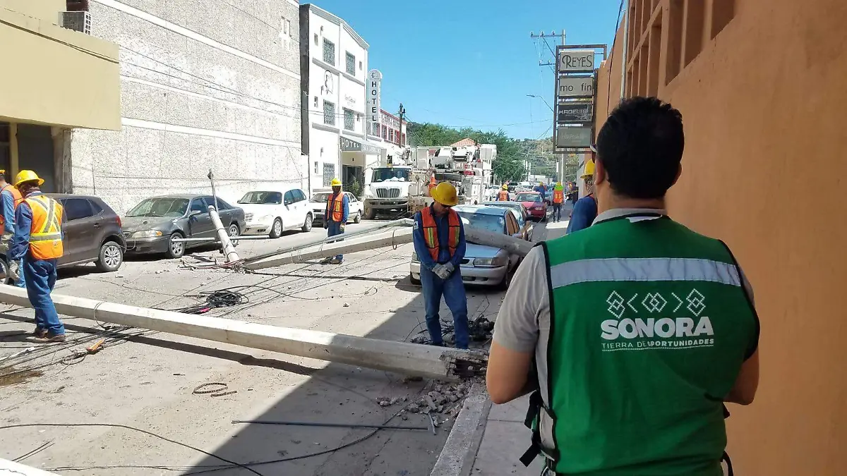 postes de CFE caídos en el centro