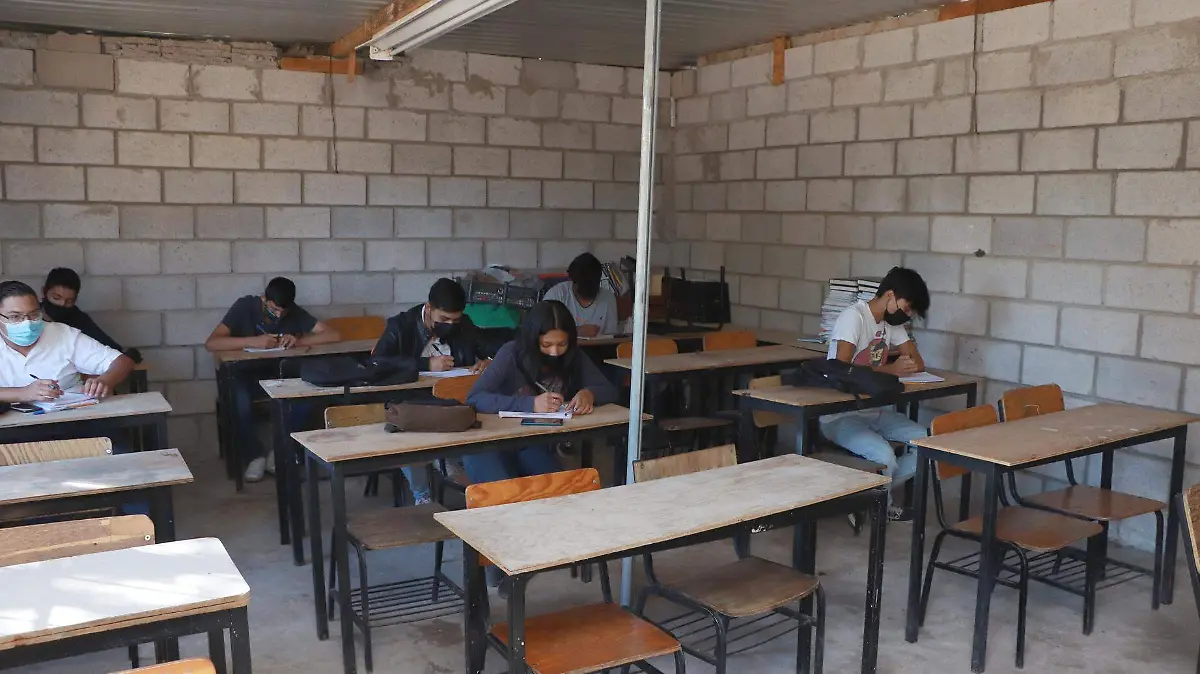 Poco a poco fueron construyendo la escuela