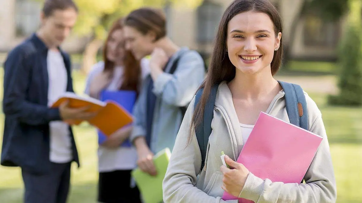 universitarios freepik