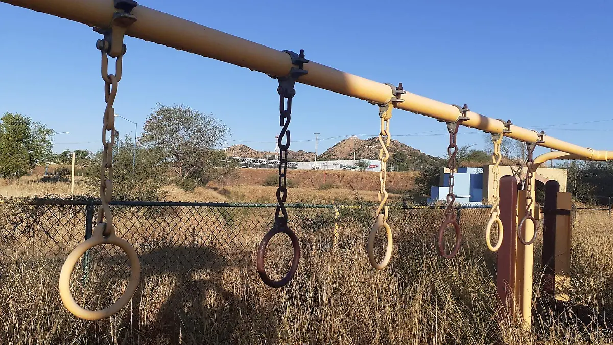 área infantil de La Sauceda arrasada por el descuido y el fuego