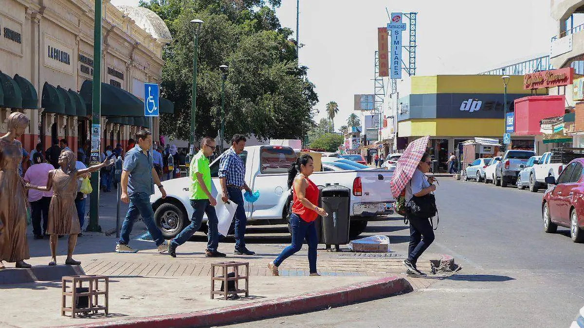 personas caminando banquetas