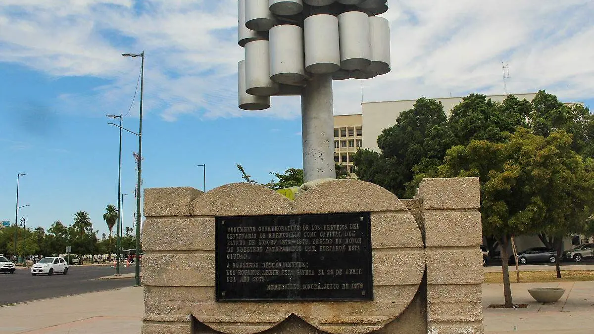 La plaza de los 100 años se ubica frente a rectoría de la Unison