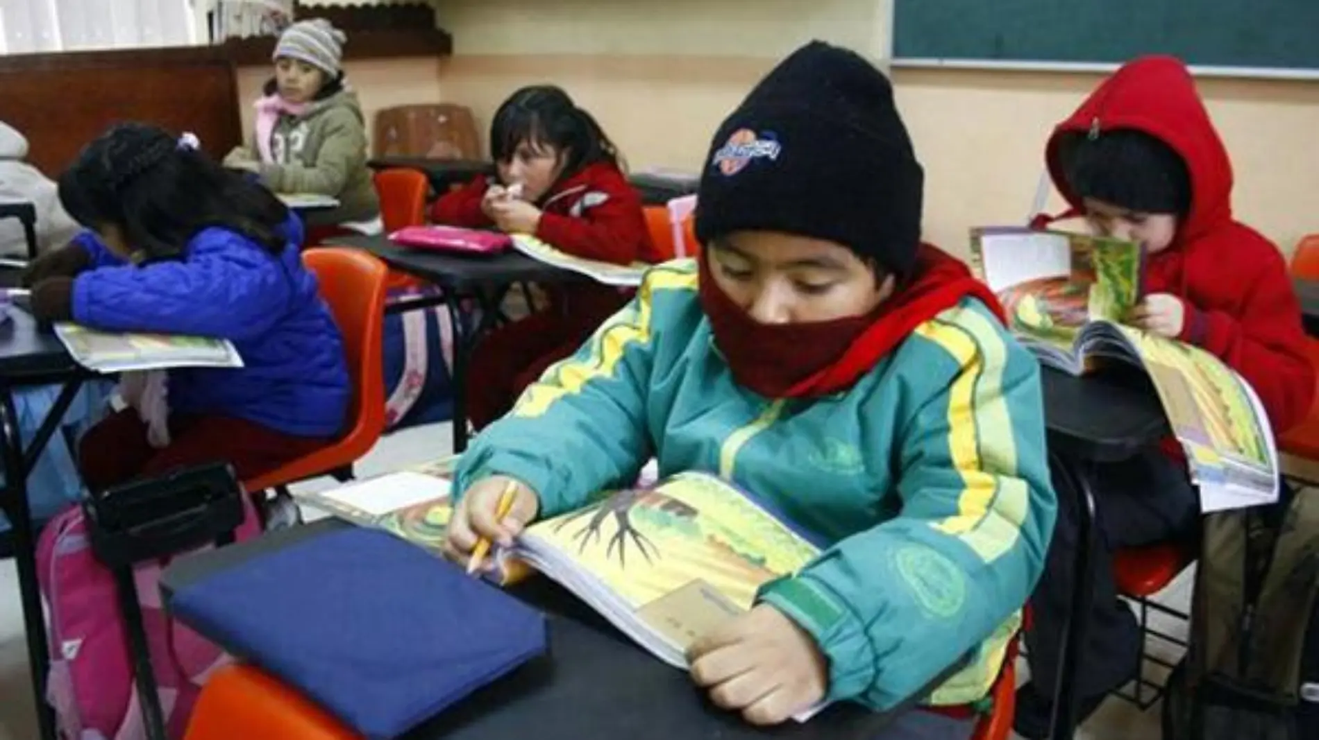 abrigo niños con frío en la escuela